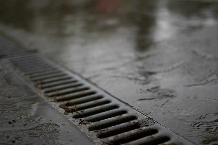 Canaleta de desagüe con agua corriendo, hidrolavado de alcantarillado en Conchalí