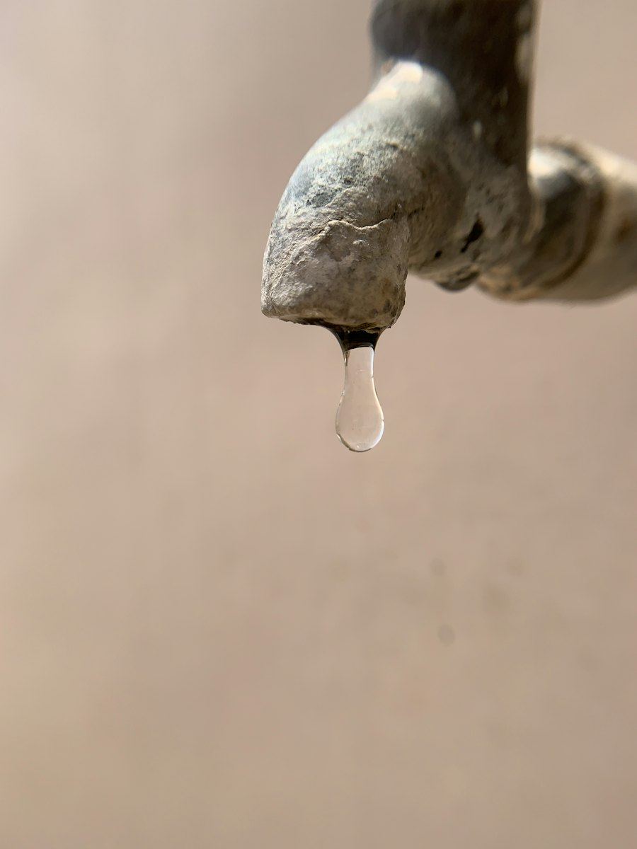 Gota cayendo de una llave, flexibles y uniones que pierden en Chile