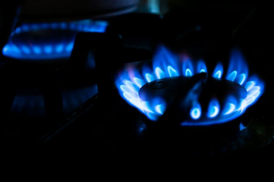 Llama de gas en un quemador negro, estufas y artefactos a gas en Concón